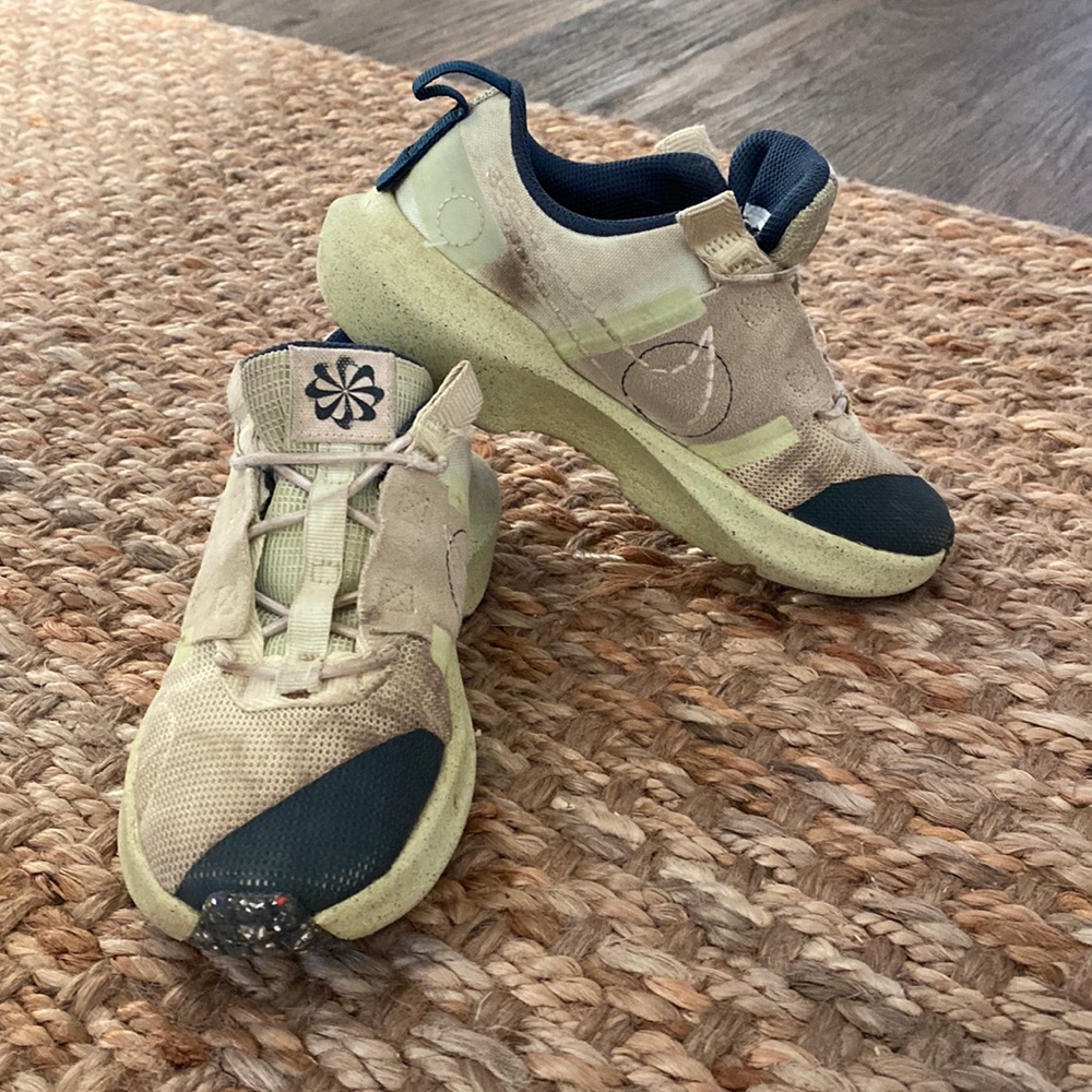 Lovingly worn youth Nike light green size 13c